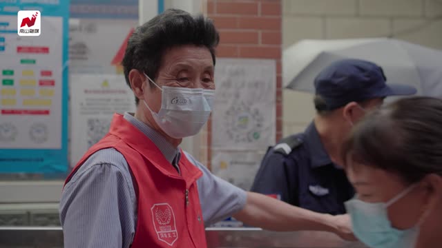 穿上红马甲，“给年轻人搭把手”