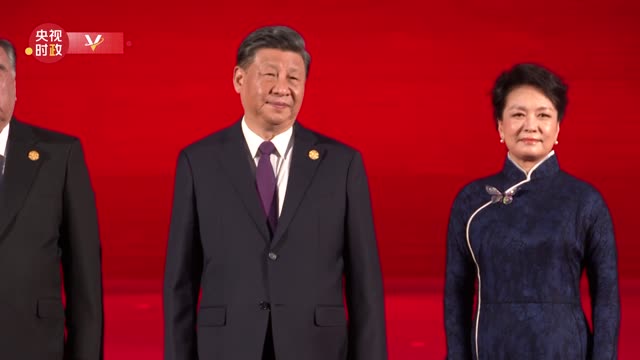 独家视频丨习近平主席夫妇欢迎中亚五国领导人和夫人并集体合影 