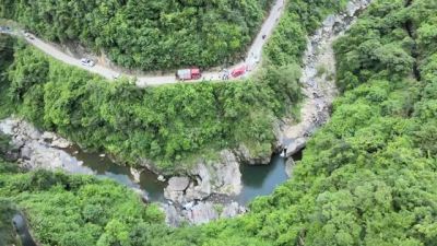 轿车坠落谷底，引发一场50米悬崖下的“生死竞速”