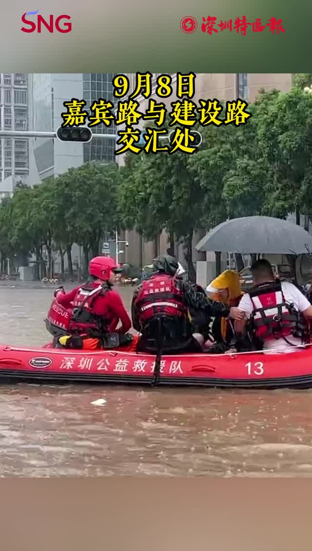数十艘皮划艇在积水路段开展救援