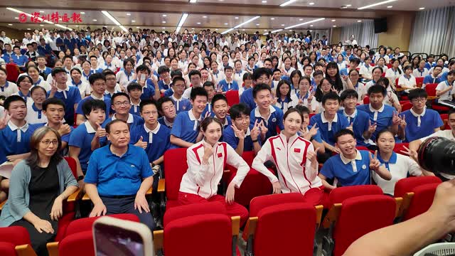 奥运冠军进校园 与学生畅谈体育精神