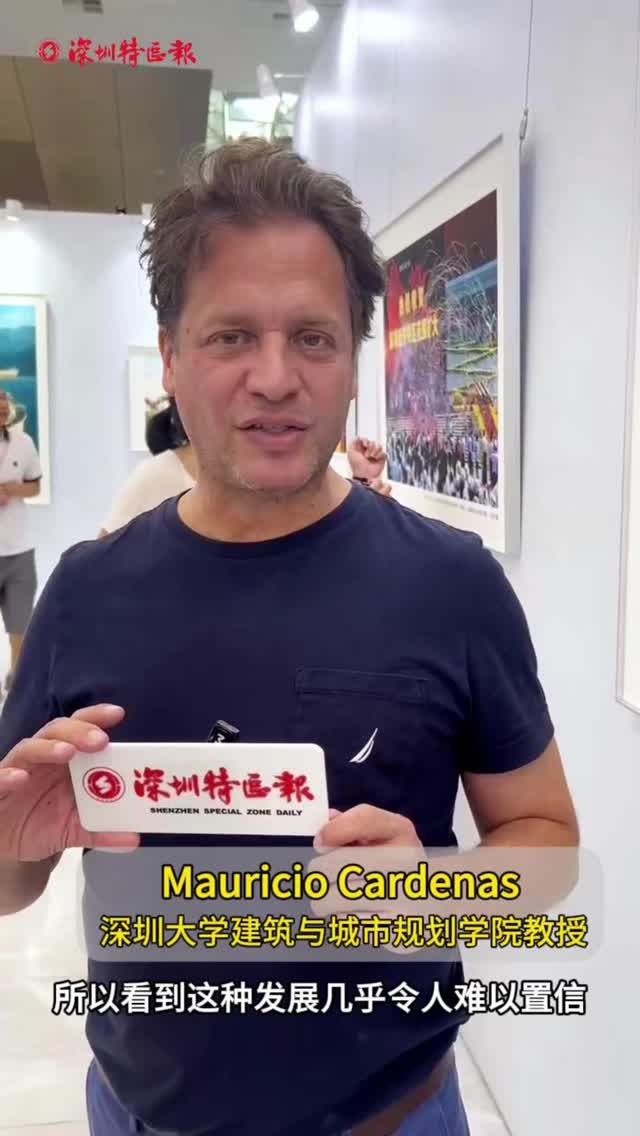 意大利教授参观庆祝新中国成立75周年深圳图片展：唤起了我多年前来中国的美好回忆
