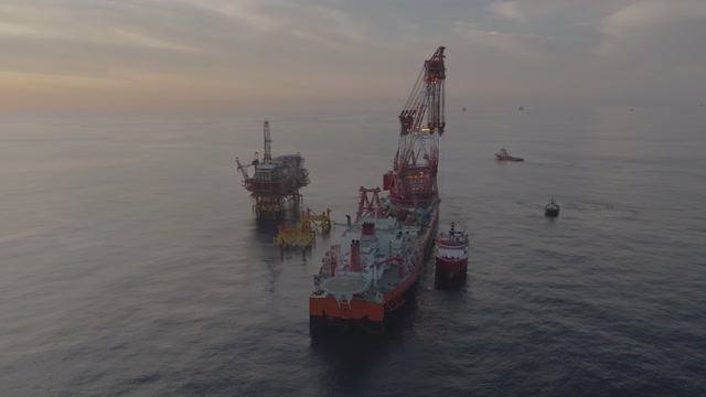 借助潮汐与船舶“挺举”，深圳一重点项目海上毫米级精准对接告捷