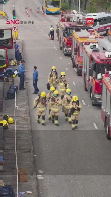 超700名消防救护人员参与香港大埔火灾救援
直击换班瞬间
