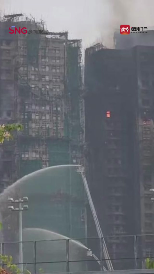 记者现场直击！香港大埔宏福苑楼栋内仍有零星明火，救援持续进行中