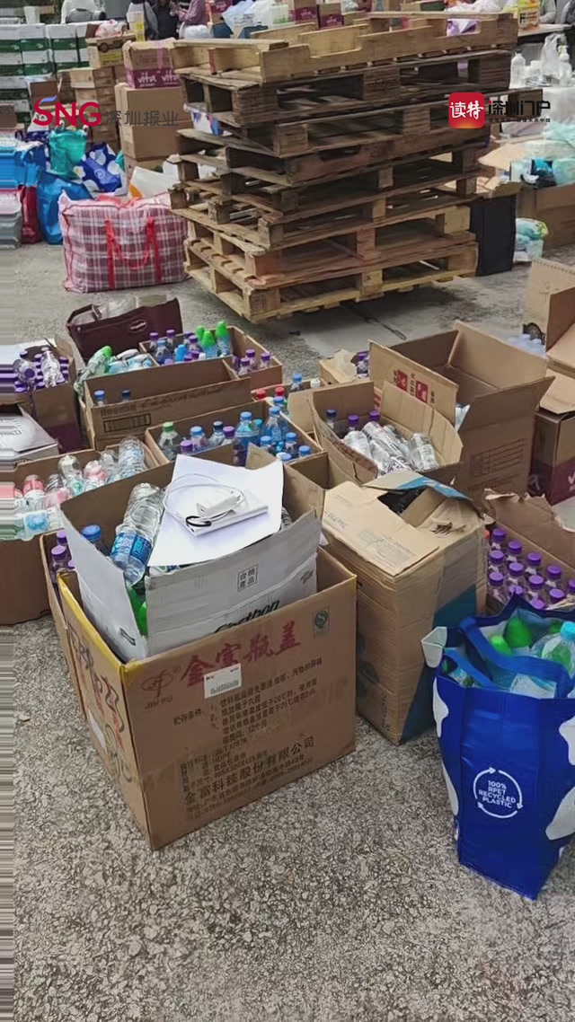 记者直击香港大埔临时庇护点，现场市民自发组织分发物资