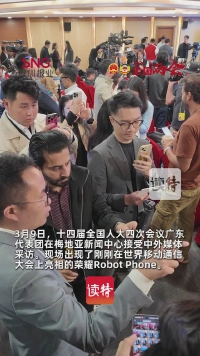 “我要第一个买！”荣耀Robot Phone圈粉中外记者
